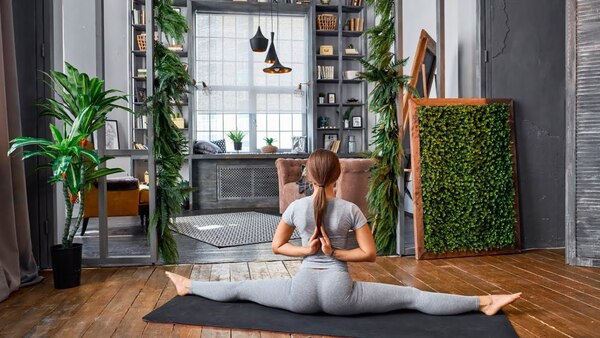 Rincón despejado con tapete, planta y luz natural para practicar